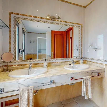 Cora - Traumvilla Mit Privatem Tennisplatz & Beheiztem Pool Villa Triquivijate