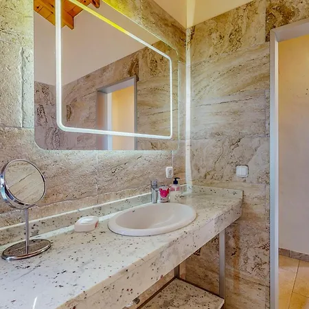Villa Cora - Traumvilla Mit Privatem Tennisplatz & Beheiztem Pool Triquivijate