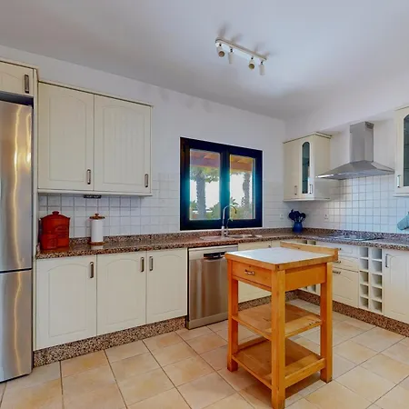 Cora - Traumvilla Mit Privatem Tennisplatz & Beheiztem Pool Triquivijate